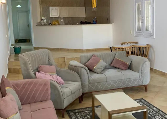 Apartment Beachfront 3-bed Sleeps 6 With Sea View